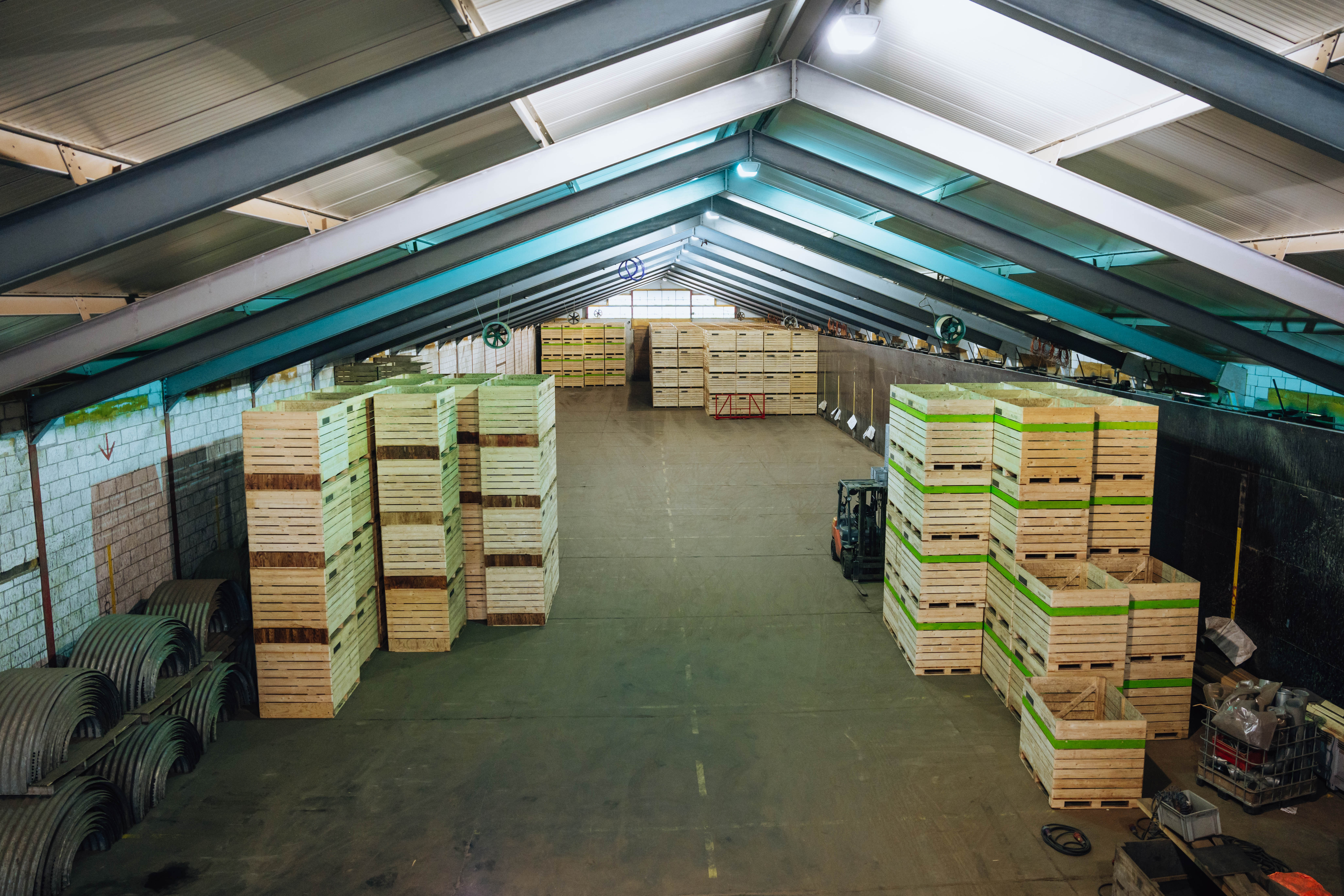 Echte bewaring met houten kisten en een heftruck in het middenpad